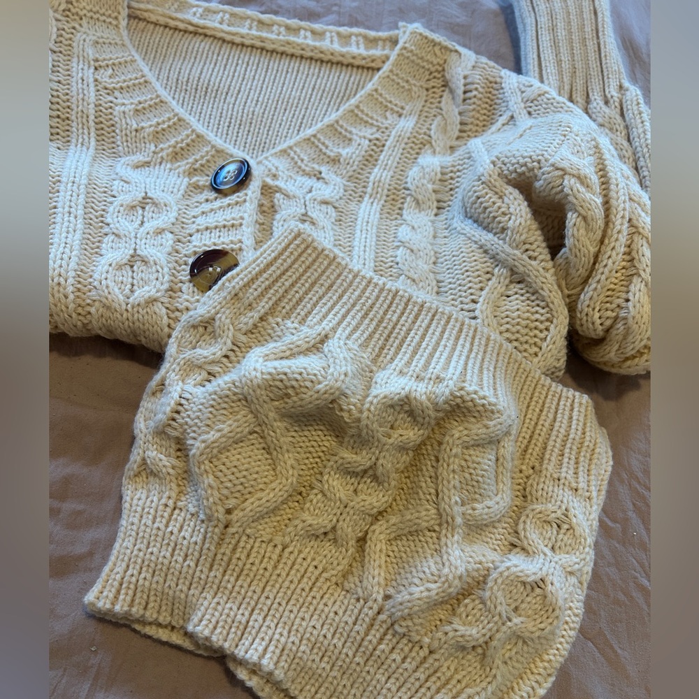 Cozy Cable Knit Cream Sweater
SET with matching tube top